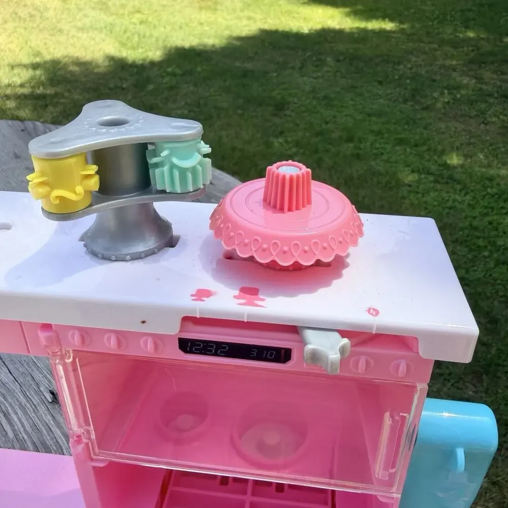 2019 Barbie Cake Bakery Playset Counter Display GFP59 Pink Kitchen Mattel